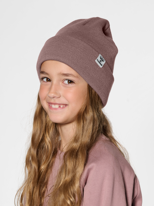 hmlPARK BEANIE, TWILIGHT MAUVE, model