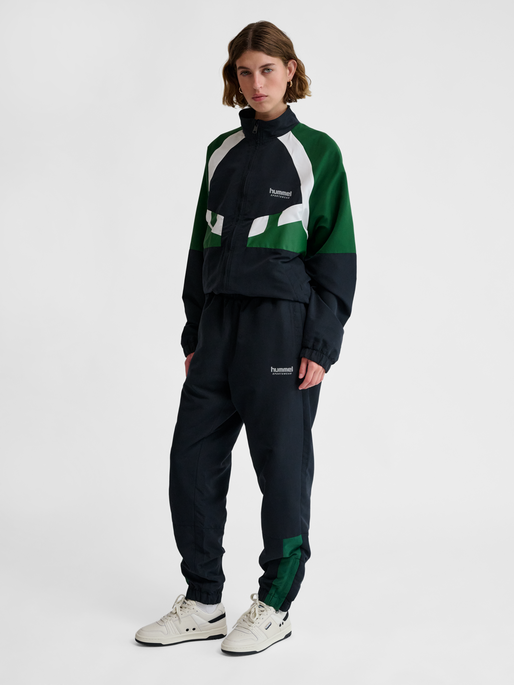 hmlTRACKSUIT PANTS SPORTSWEAR, BLACK, model