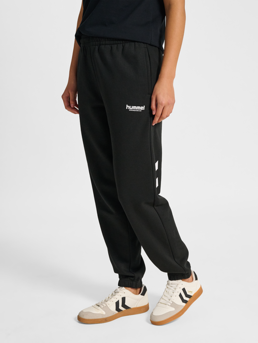 hmlLEGACY 2.0 W SWEATPANTS, BLACK, model