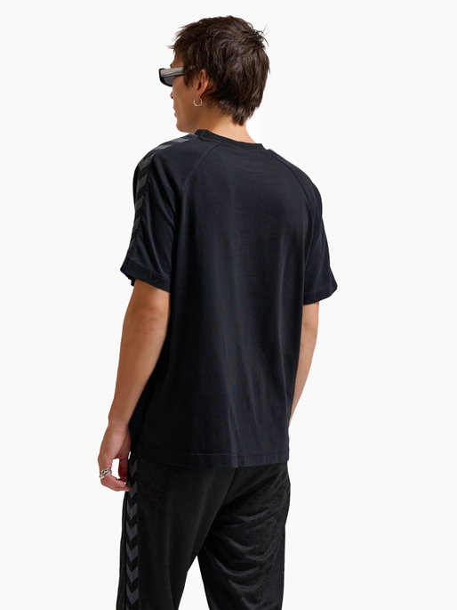 hmlARCHIVE LOOSE T-SHIRT S/S, BLACK, model