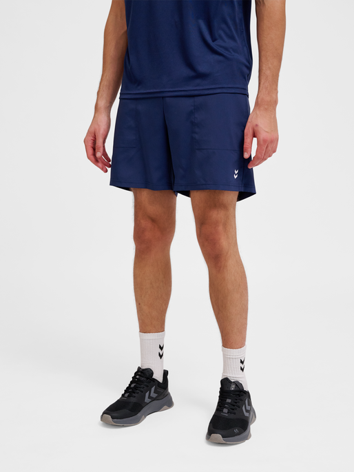 hmlPULSE WORKOUT SHORTS, DRESS BLUES, model