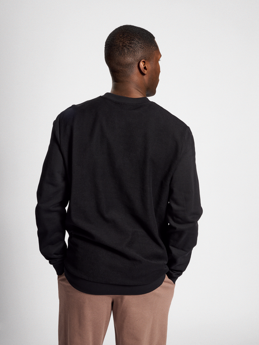 hmlLGC KYLE SWEATSHIRT, BLACK, model
