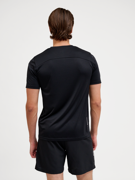 hmlPULSE TRAINING  T-SHIRT S/S, BLACK, model