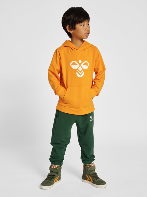hmlCUATRO HOODIE, BUTTERSCOTCH, model