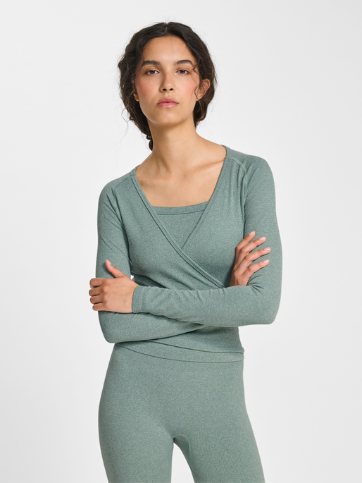 hmlYOGA SEAMLESS RIB T-SHIRT L/S, CHINOIS GREEN MELANGE, model