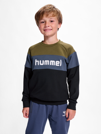 hmlCLAES SWEATSHIRT, BEECH, model