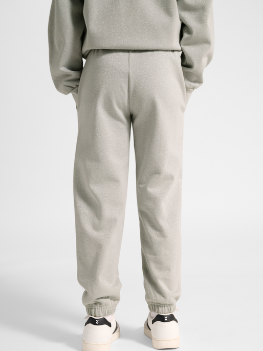 hmlJR LOOSE GLITTER SWEATPANT, HIGH RISE, model