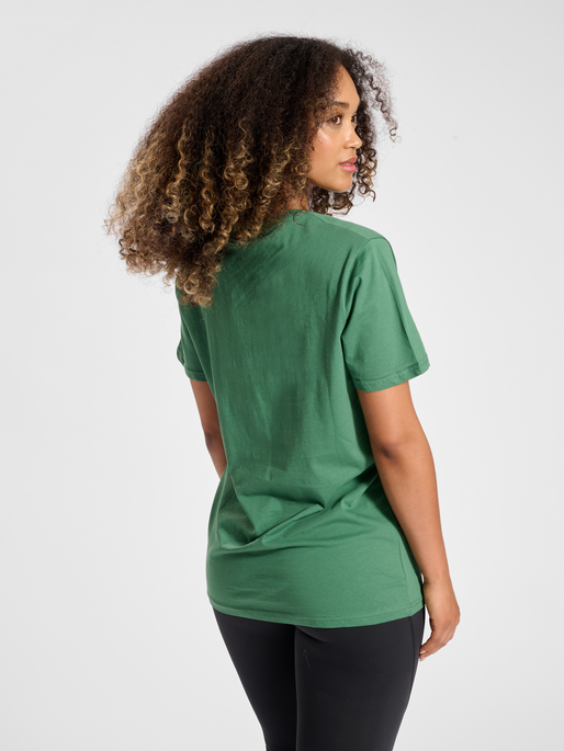 hmlLEGACY T-SHIRT, FOLIAGE GREEN, model