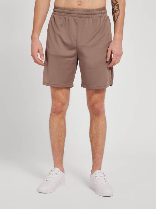 hmlTE TOPAZ SHORTS, DRIFTWOOD, model