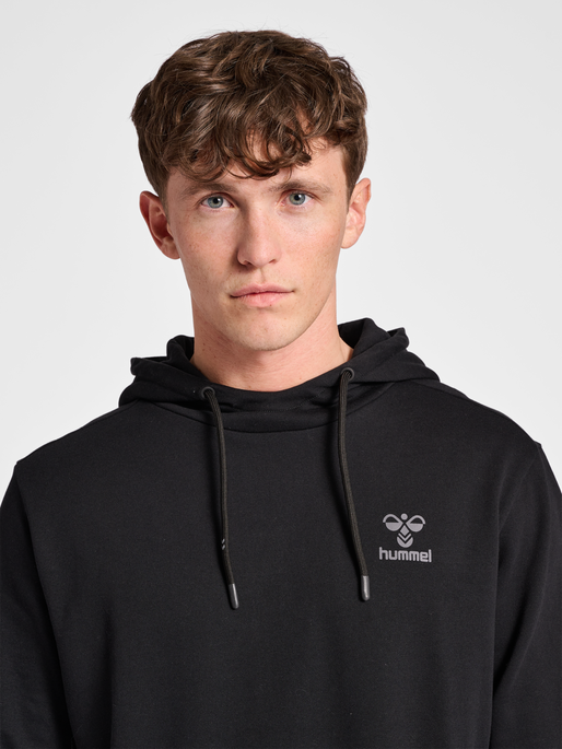 hmlOFFGRID HOODIE, JET BLACK, model