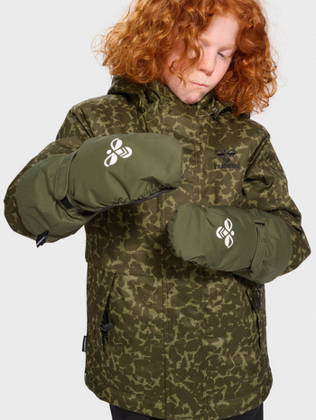 hmlIGLO TEX MITTENS, OLIVE NIGHT, model