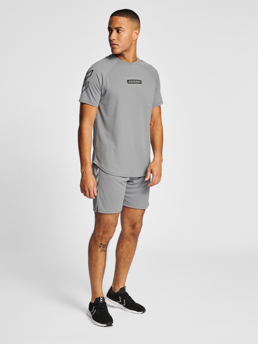 hmlTE TOPAZ T-SHIRT, SHARKSKIN, model