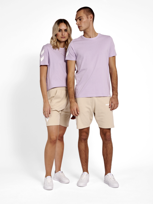 hmlLEGACY CHEVRON T-SHIRT, PASTEL LILAC, model