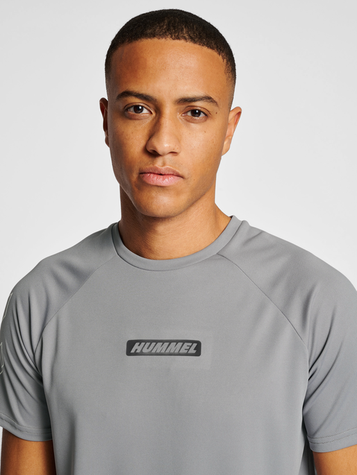 hmlTE TOPAZ T-SHIRT, SHARKSKIN, model