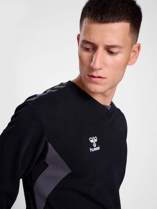 hmlAUTHENTIC CO TRAINING SWEAT, BLACK, model