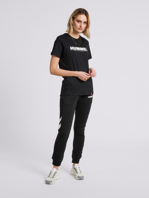 hmlLEGACY T-SHIRT, BLACK, model