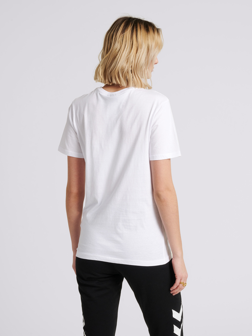 hmlLEGACY T-SHIRT, WHITE, model