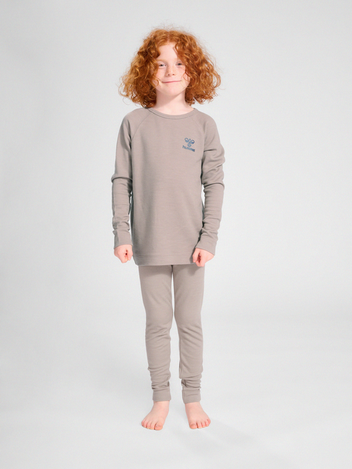 hmlWINGO T-SHIRT L/S, FUNGI, model