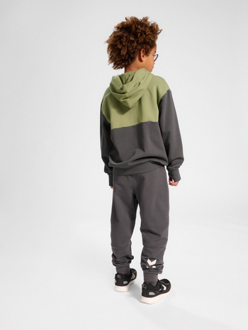 hmlMORTEN HOODIE, OIL GREEN, model