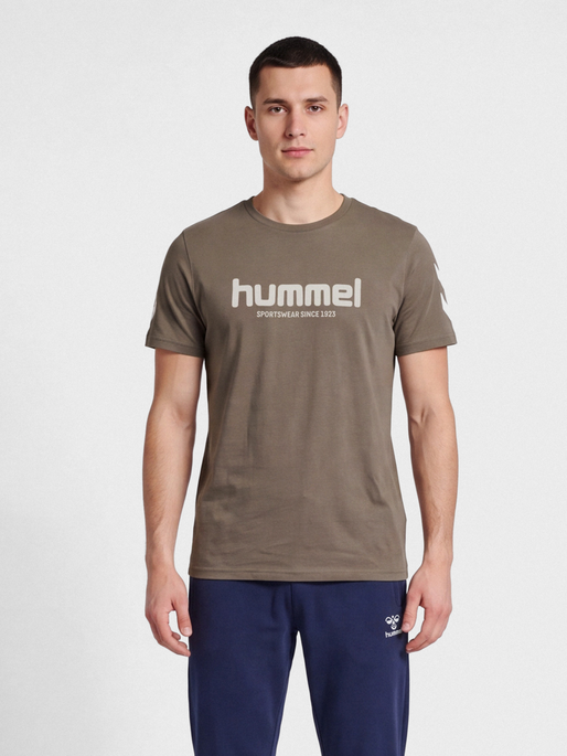 hmlLEGACY 2.0 T-SHIRT S/S, DARK NIGHT, model