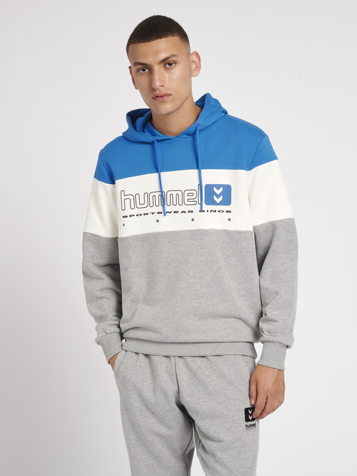 hmlLGC MUSA HOODIE, DEEP WATER, model
