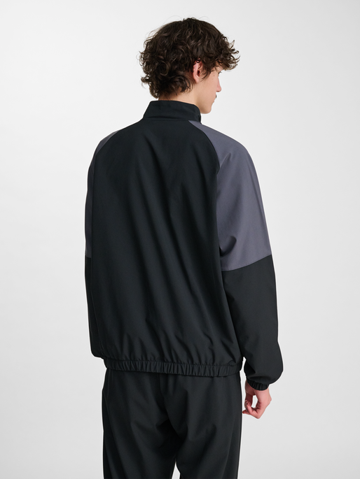 hmlLOOSE TRACK ZIPJACKET SPORTSWEAR, BLACK, model