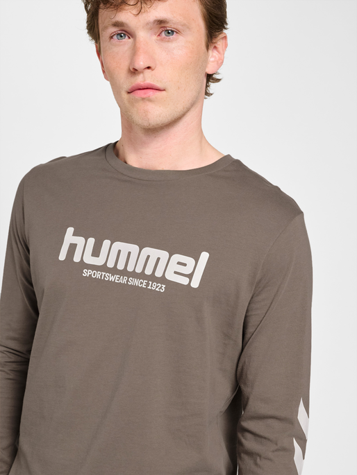 hmlLEGACY 2.0 T-SHIRT L/S, DARK NIGHT, model