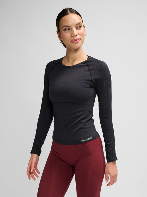 hmlCLEA SEAMLESS TIGHT T-SHIRT L/S, BLACK MELANGE, model