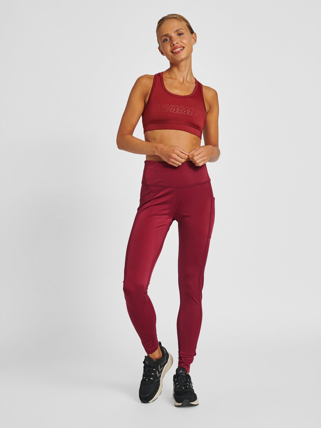 hmlTE TOLA SPORTS BRA, CABERNET, model