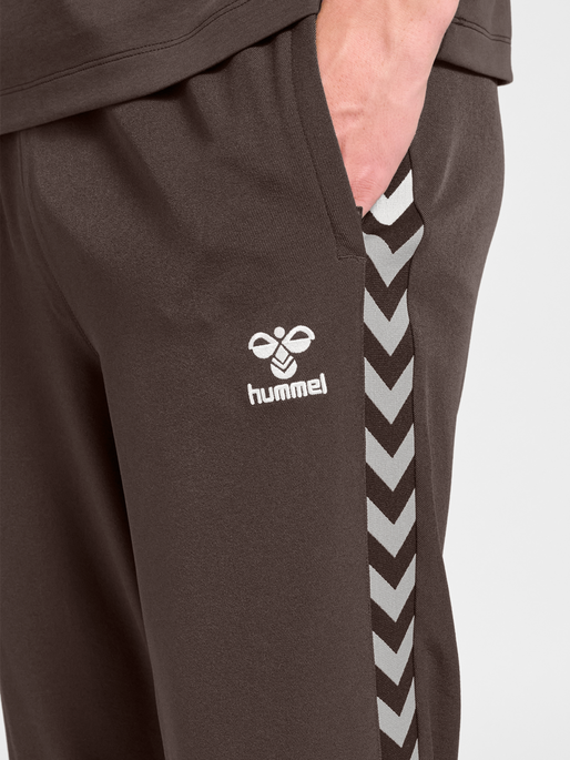hmlROOT TRACK PANTS, CHOCOLATE BROWN, model