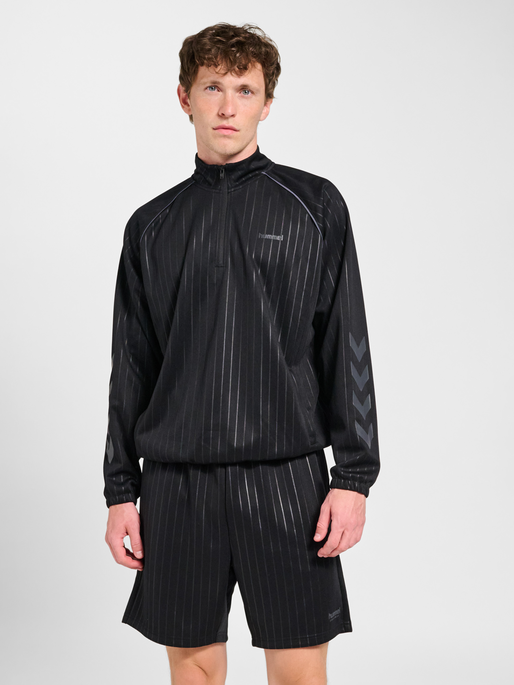 hmlSTRIPE HALFZIP, BLACK, model