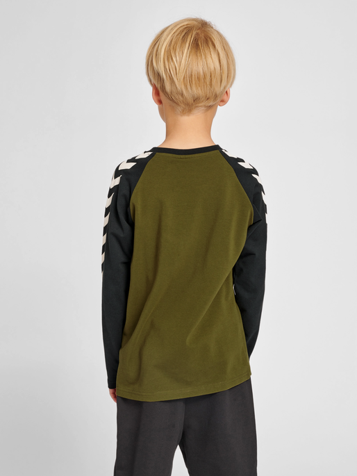 T-SHIRT BOYS OLIVE L/S DARK - hummel