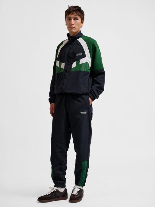 hmlTRACKSUIT PANTS SPORTSWEAR, BLACK, model
