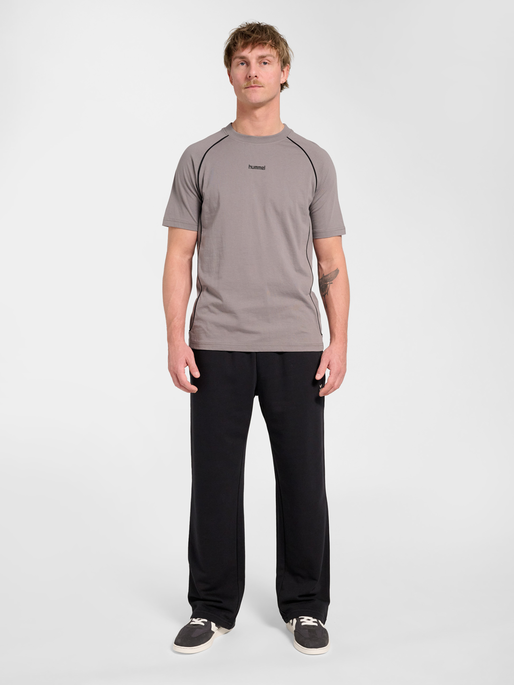 hmlPULSE WIDE SWEAT PANTS, BLACK, model