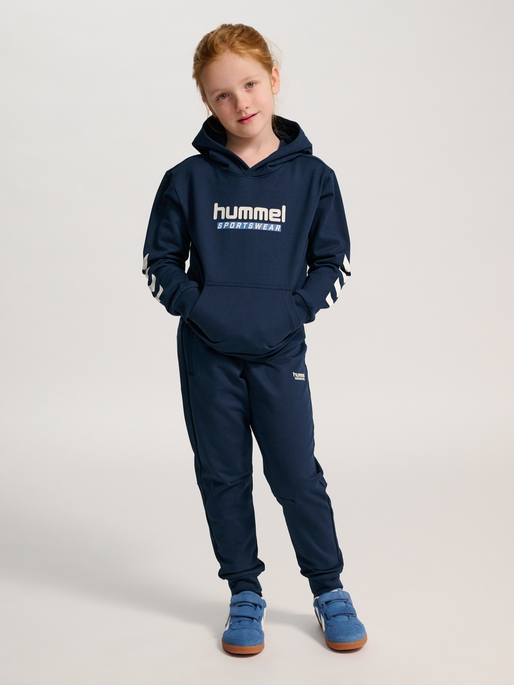 hmlJR LOGO HOODIE, DRESS BLUES, model