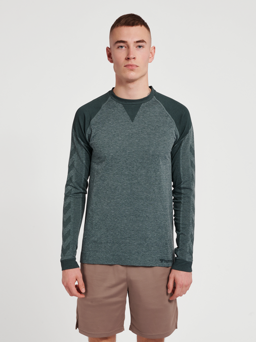 hmlKENT SEAMLESS T-SHIRT L/S, DARKEST SPRUCE MELANGE, model