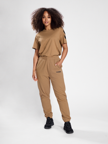 hmlLEGACY CHEVRON T-SHIRT, TIGERS EYE, model