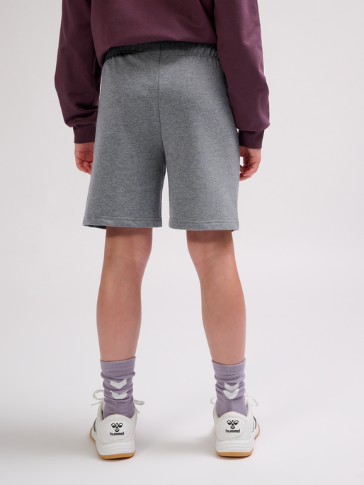 hmlON SHORTS, MEDIUM MELANGE, model