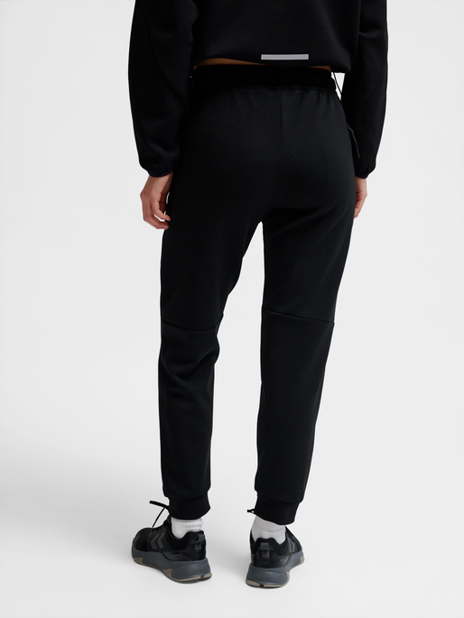 hmlTECH FLEECE REGULAR PANTS, BLACK, model