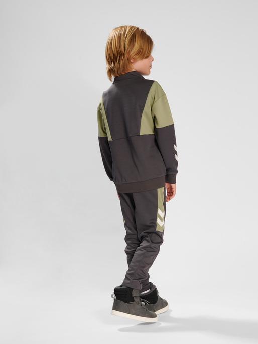 hmlMARTY PANTS, ASPHALT, model