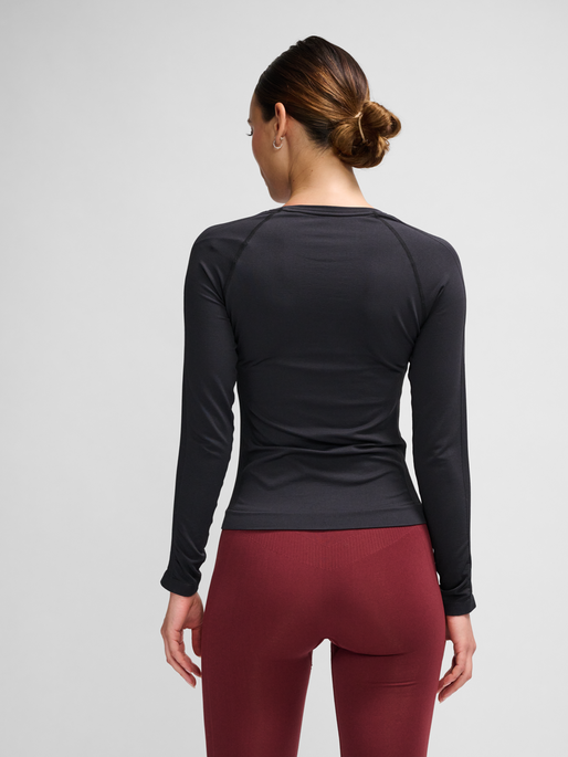 hmlCLEA SEAMLESS TIGHT T-SHIRT L/S, BLACK MELANGE, model