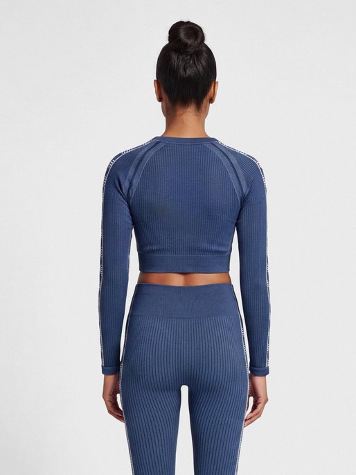 hmlMT BLAZE SEAMLESS T-SHIRT L/S, INSIGNIA BLUE, model