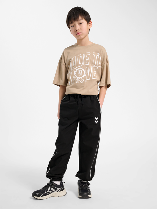 hmlJR STREET TRACKSUIT PANTS, BLACK BEAUTY, model