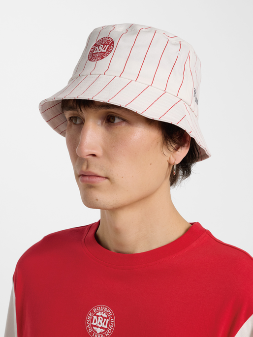 DBU 26 FAN DYNAMITE BUCKET HAT, WHITE/RED, model