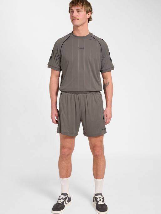 hmlPITCH SHORTS, CHARCOAL GRAY, model