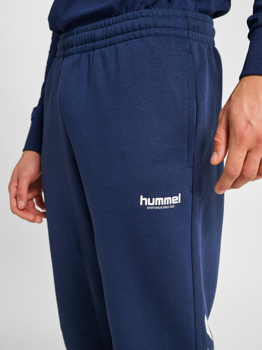 hmlLEGACY 2.0 SWEATPANTS, DRESS BLUES, model