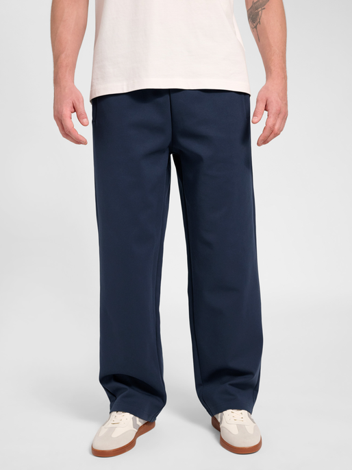 hmlDEFENDER PANTS, EBONY, model
