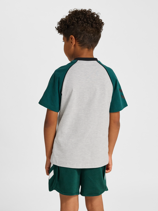 hmlJR REG V-NECK T-SHIRT SS, LIGHT GREY MELANGE, model