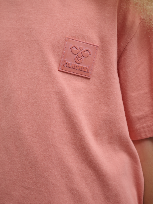 hmlCLEAN T-SHIRT S/S, ROSE DAWN, model