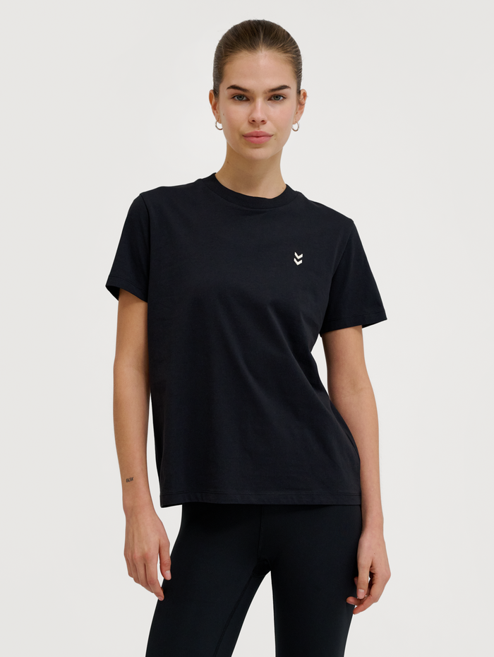 hmlPULSE W T-SHIRT, BLACK, model